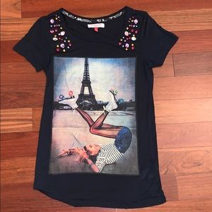 shirt Eiffel Tower with stones.